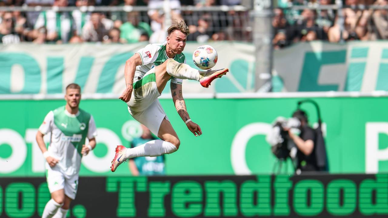 Voller Einsatz im Derby: Fürths Felix Klaus nimmt den Ball artistisch in der Luft an.