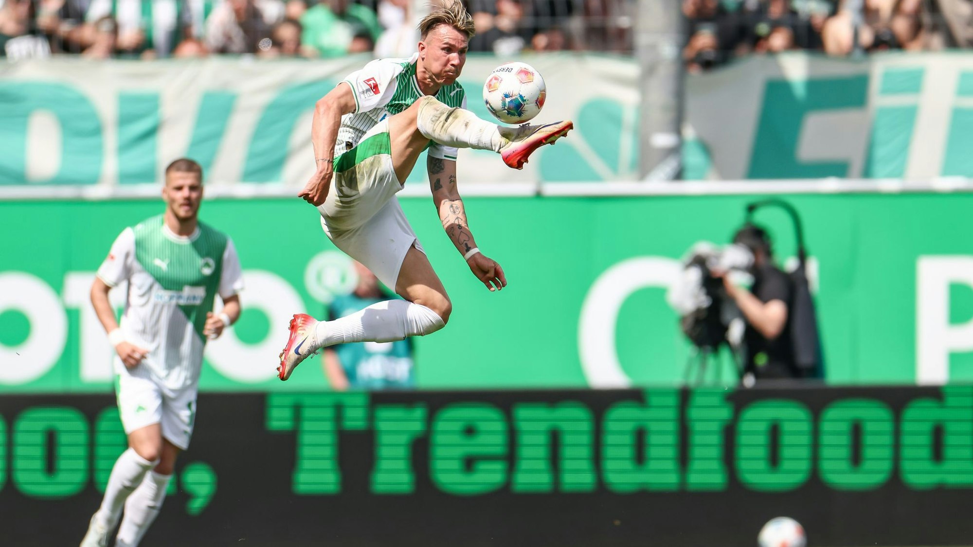 Voller Einsatz im Derby: Fürths Felix Klaus nimmt den Ball artistisch in der Luft an.