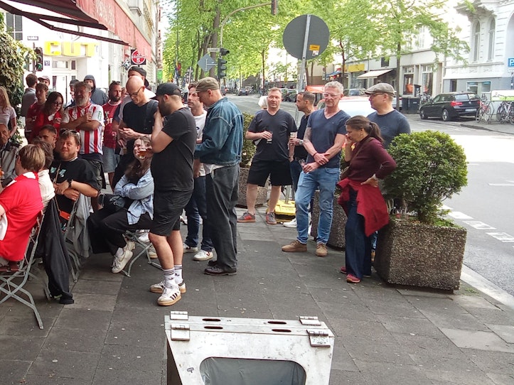 Rudelgucken im „Schill-Eck“ – am Samstag war dort einiges los. Neue Betreiber haben die Gastro übernommen.