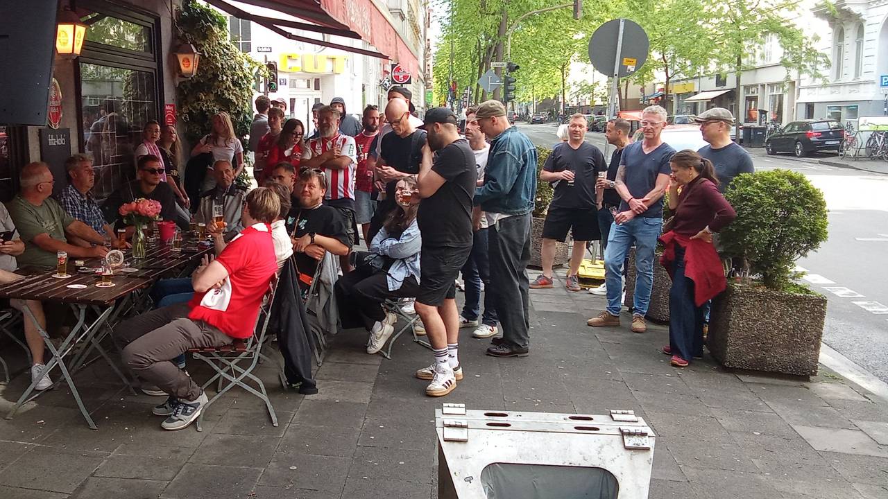 Rudelgucken im „Schill-Eck“ – am Samstag war dort einiges los. Neue Betreiber haben die Gastro übernommen.