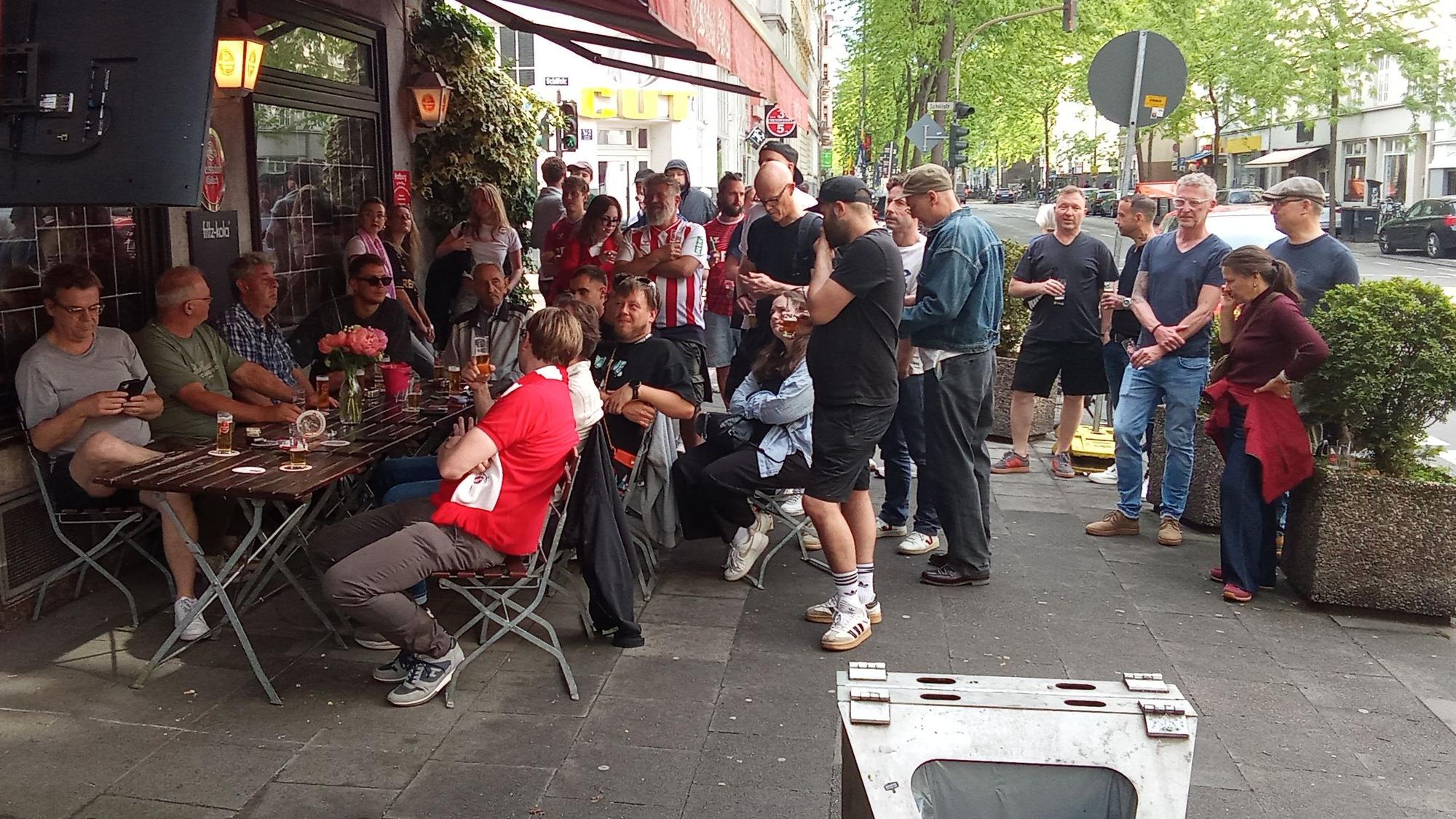 Rudelgucken im „Schill-Eck“ – am Samstag war dort einiges los. Neue Betreiber haben die Gastro übernommen.