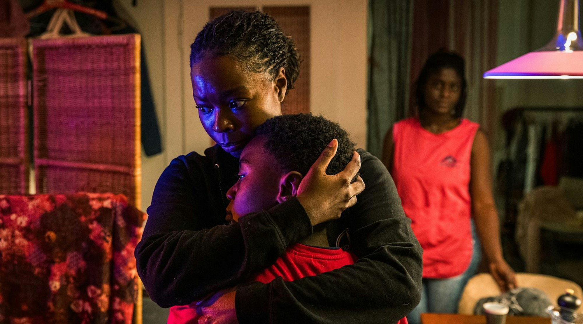Moya Alemu (Nambitha Ben-Mazwi, links) und Yaro Alemu (André Nkot Olinga) lebten illegal bei ihrer Freundin Sanaa Mukambo (Nancy Mensah-Offei). (Bild: SRF/Sava Hlavacek)