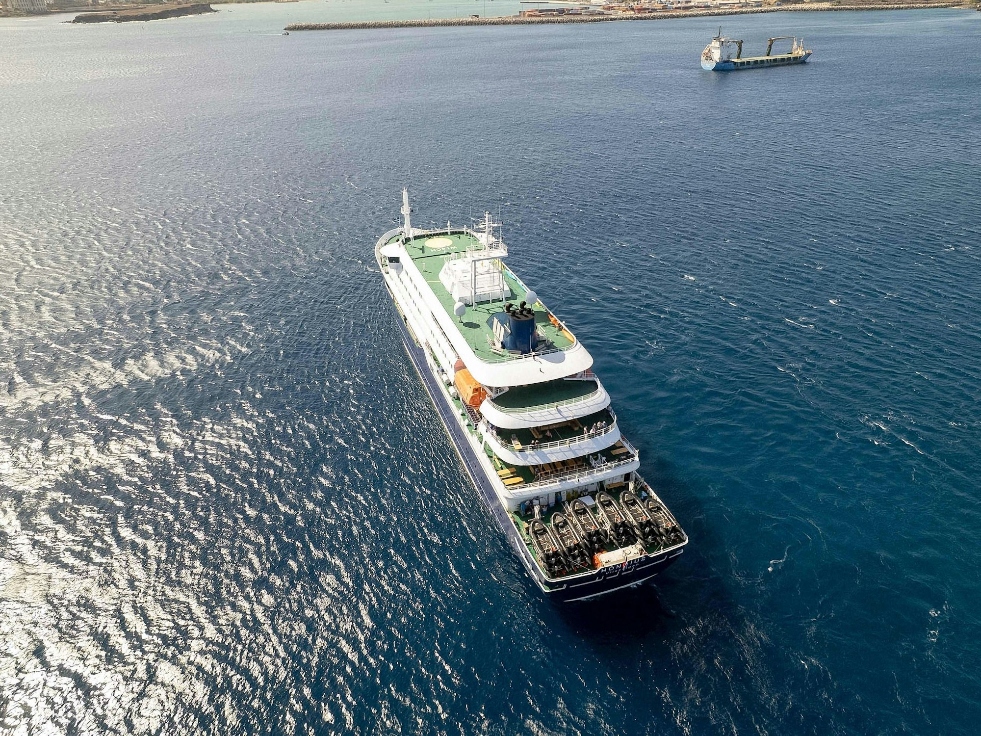 Diese Luftaufnahme zeigt das Kreuzfahrtschiff „MV Hondius“, das vor dem Hafen von Praia vor Anker liegt. Ein Ausbruch einer „schweren akuten Atemwegserkrankung“ an Bord des Schiffs hat zwei Todesopfer gefordert.