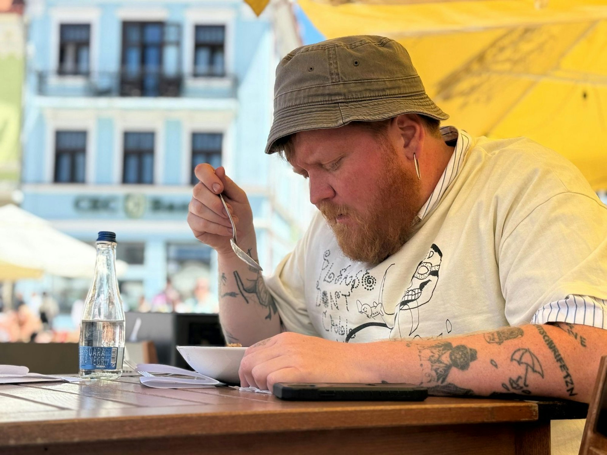 Das Gericht hat Lukas Mraz noch nie gesehen, aber es muss Hühnchen sein. Glaubt er zumindest. (Bild: RTL / Endemol Shine / Alina Hildebrandt)