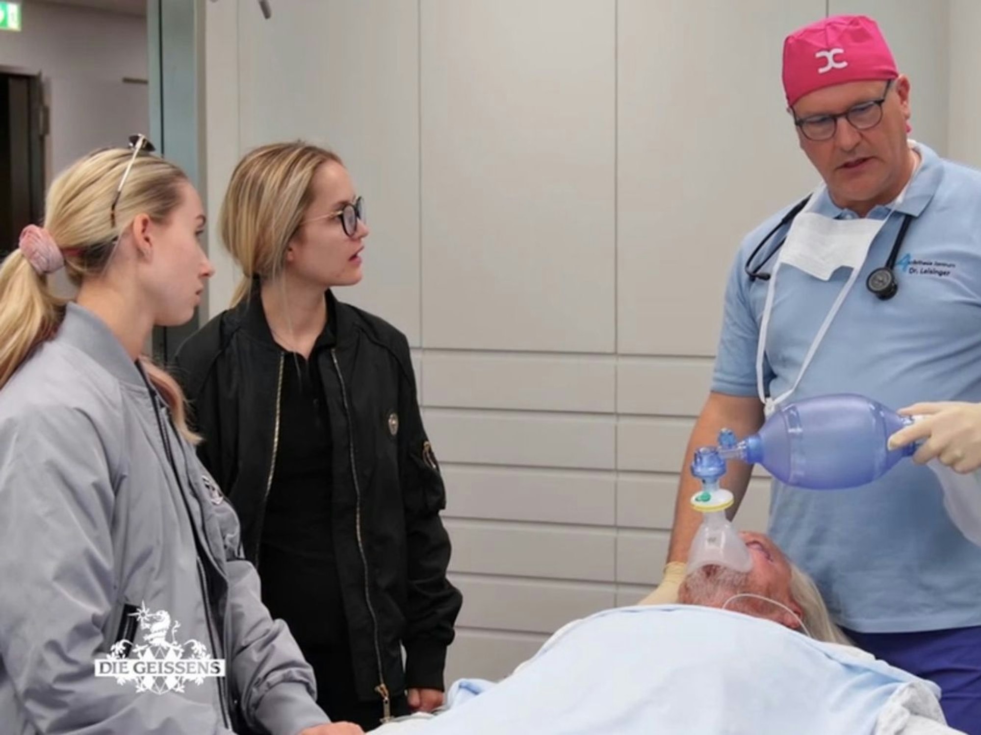Shania und Davina Geiss begleiten ihren Vater bei der OP. (Bild: RTLZWEI)