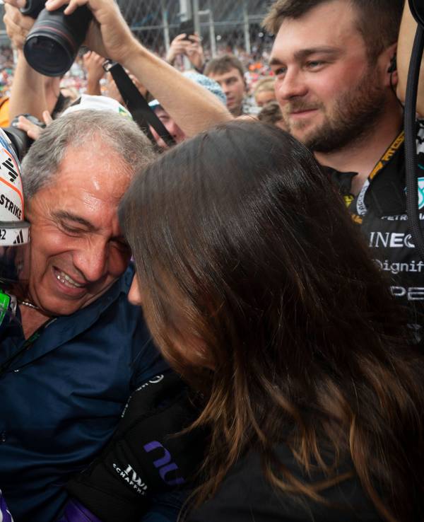 Kimi Antonelli wird von seinem Vater geherzt.