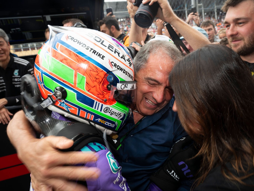 Kimi Antonelli wird von seinem Vater geherzt.