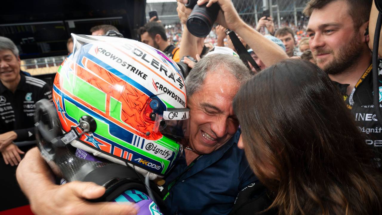 Kimi Antonelli wird von seinem Vater geherzt.