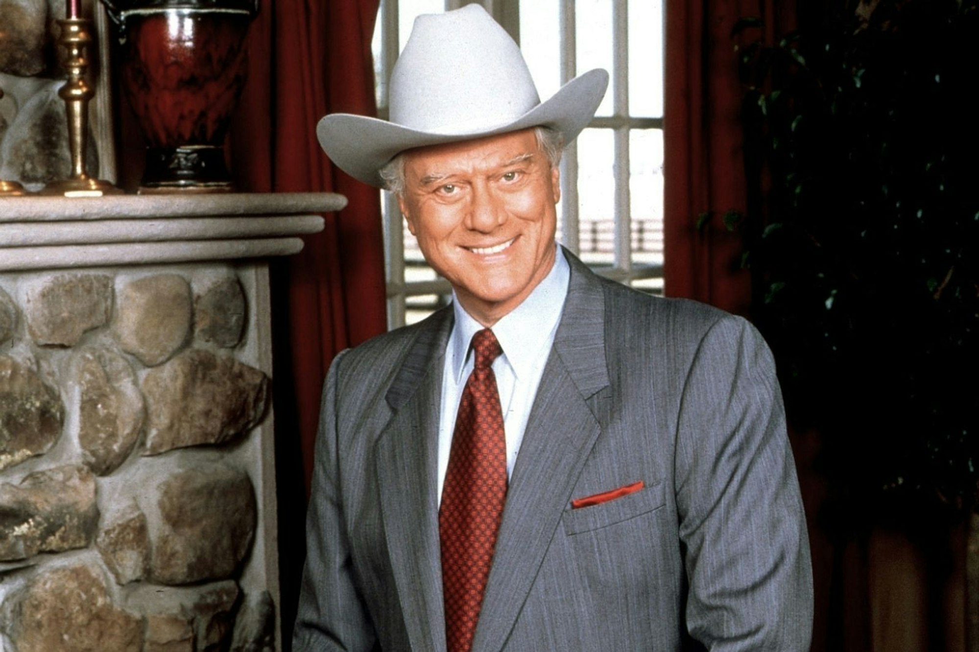 Im Finale von „Dallas“ wähnte sich J.R. von allen verlassen und am Ende seiner Existenz. Verzweifelt nimmt es sich das Leben - oder doch nicht? (Bild: teleschau / Archiv)