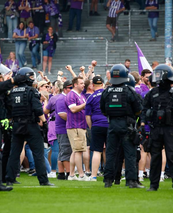 Platzsturm und Polizisten auf dem Rasen.