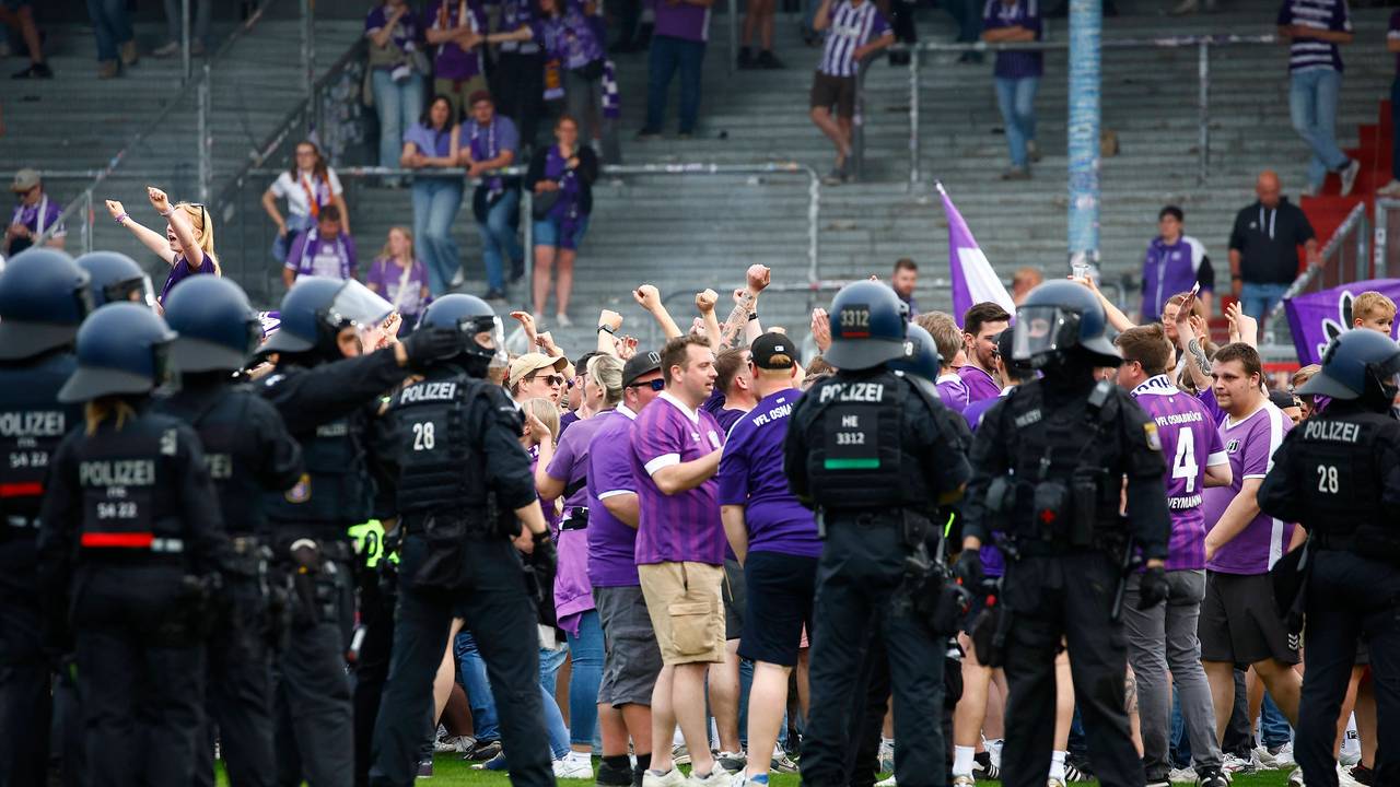 Platzsturm und Polizisten auf dem Rasen.