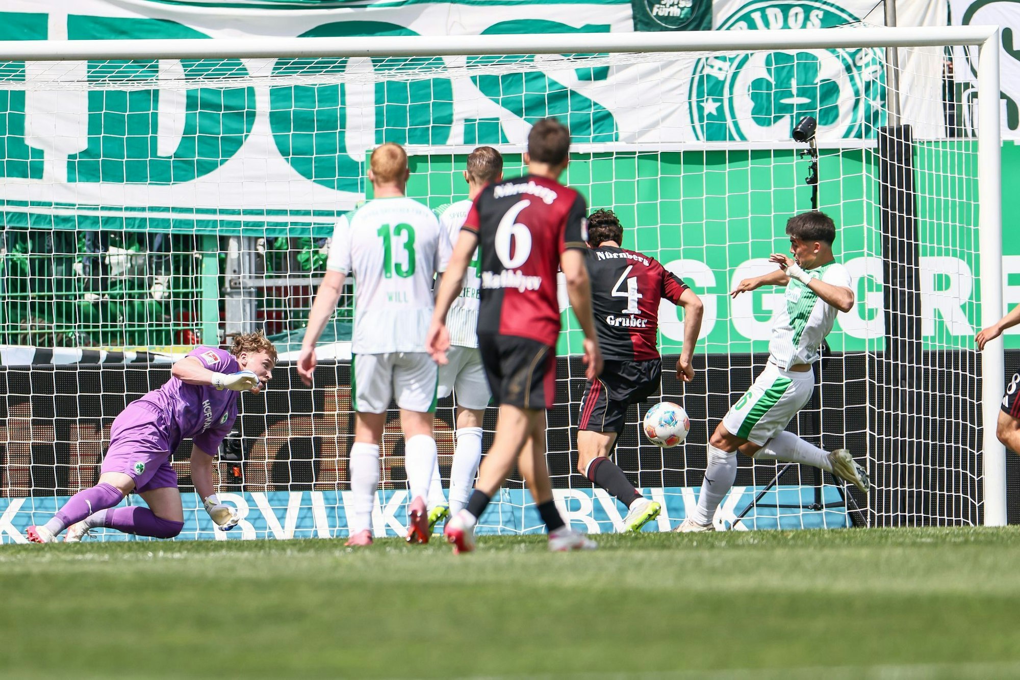 Fabio Gruber (Nr. 4) stochert den Ball zum 1:1 ins Fürther Tor.