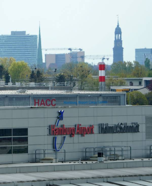 Blick auf ein Terminal des Flughafens „Hamburg Airport Helmut Schmidt“.