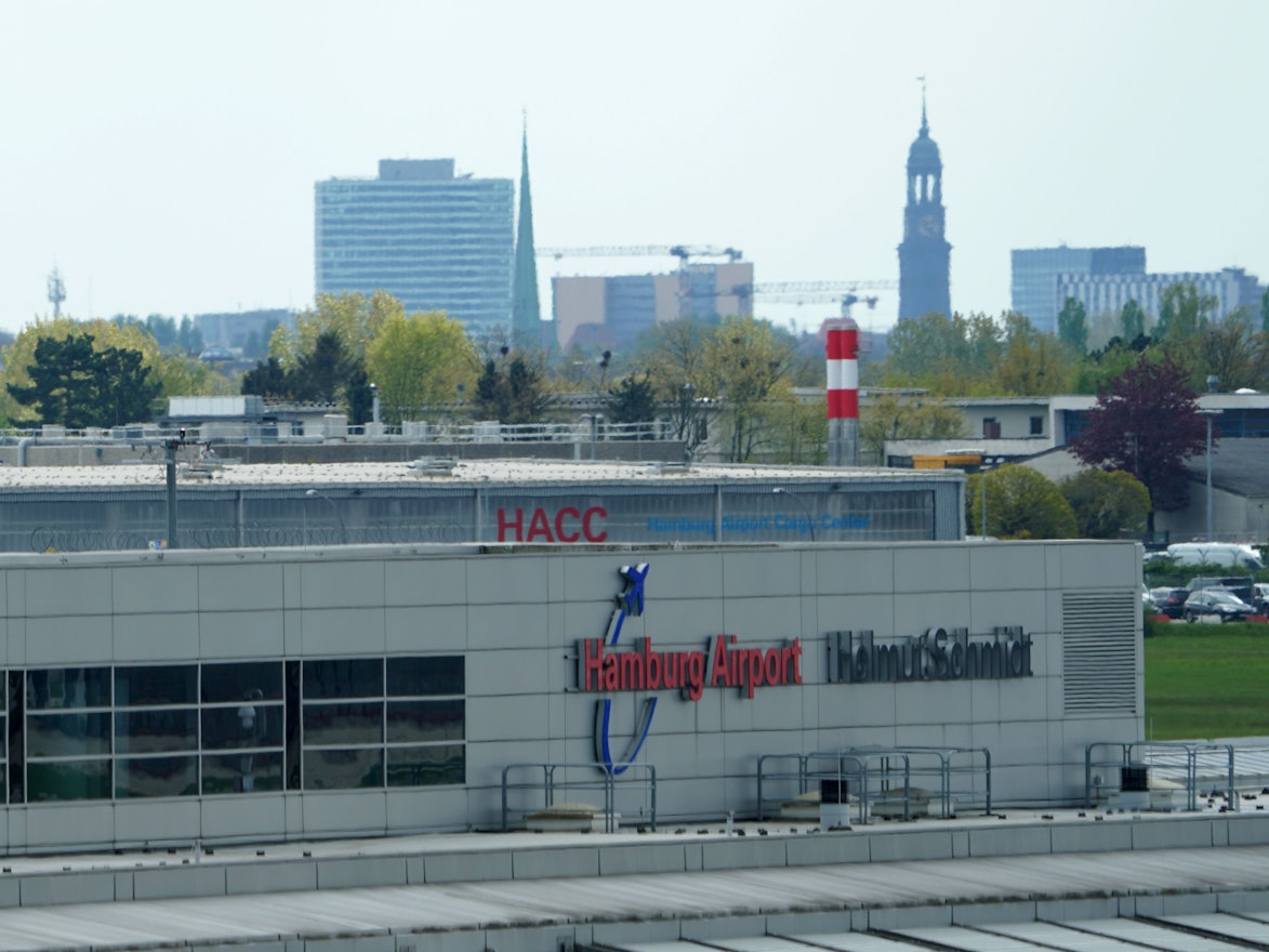 Blick auf ein Terminal des Flughafens „Hamburg Airport Helmut Schmidt“.