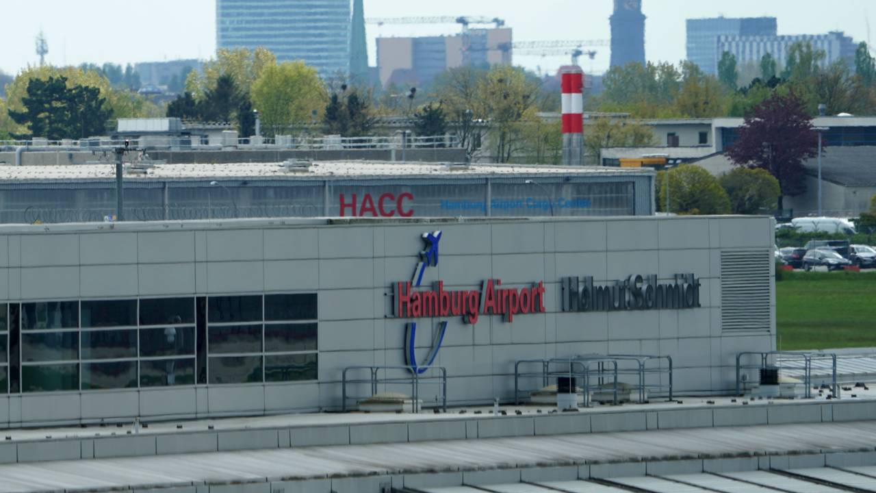 Blick auf ein Terminal des Flughafens „Hamburg Airport Helmut Schmidt“.