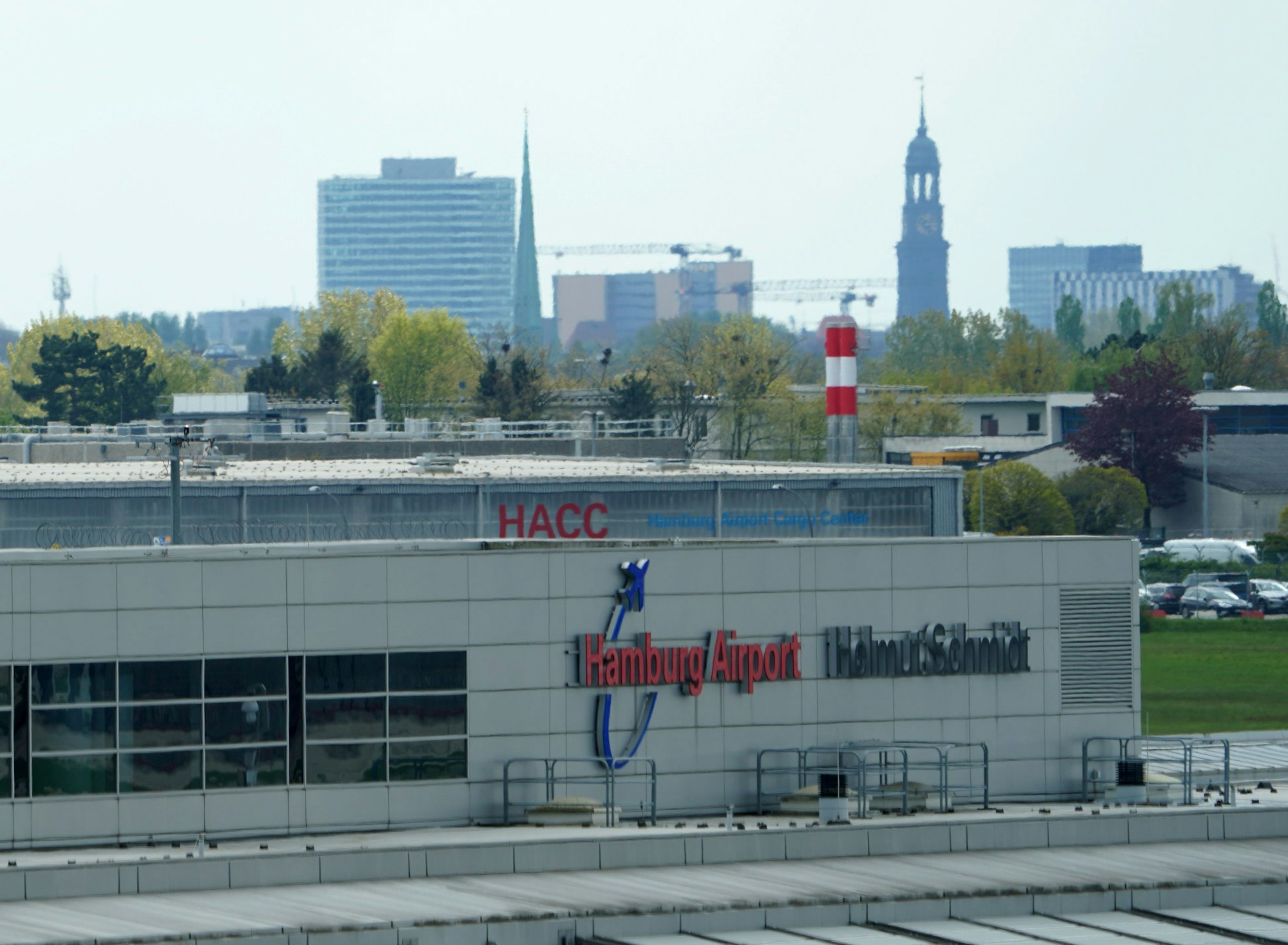 Blick auf ein Terminal des Flughafens „Hamburg Airport Helmut Schmidt“.