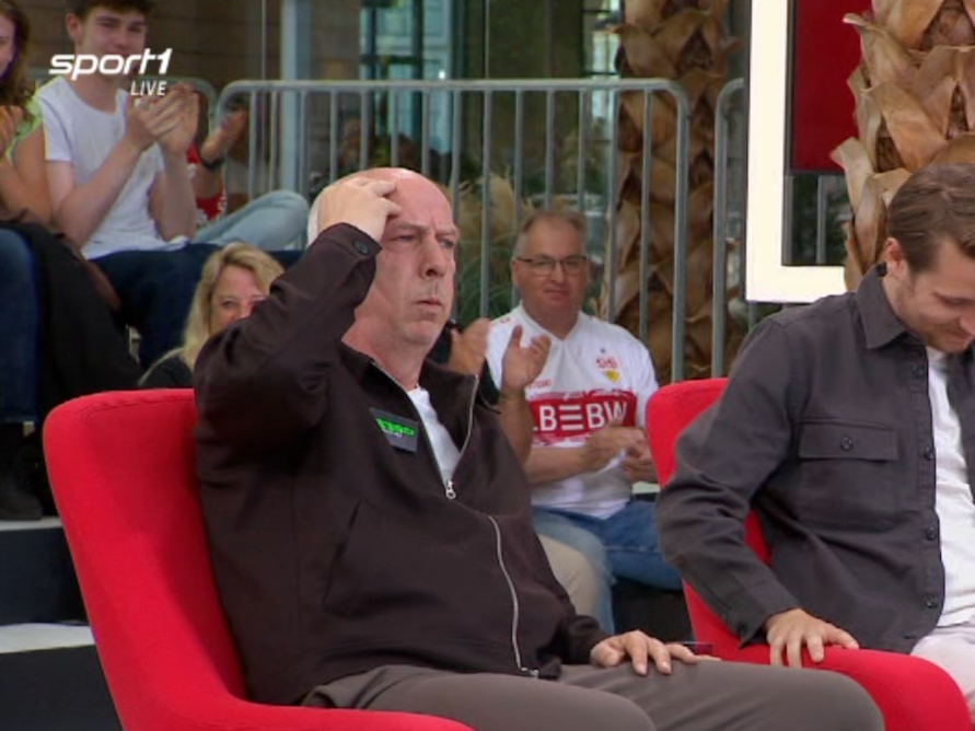Mario Basler fasst sich im Sport1-Doppelpass am 3. Mai 2026 an den Kopf:
