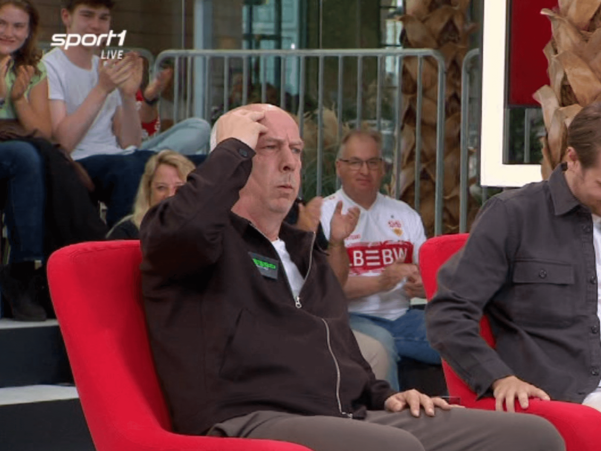 Mario Basler fasst sich im Sport1-Doppelpass am 3. Mai 2026 an den Kopf: