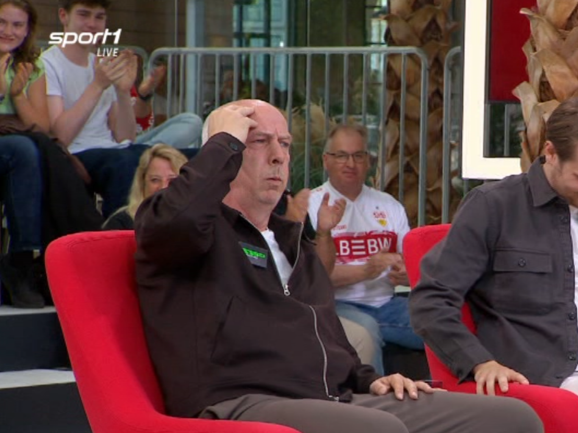 Mario Basler fasst sich im Sport1-Doppelpass am 3. Mai 2026 an den Kopf: