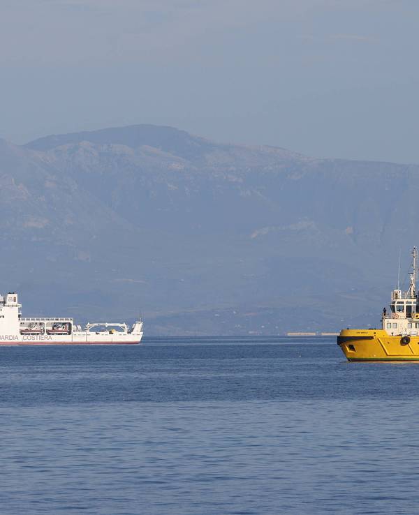 Küstenwachschiff und Schlepper auf dem Meer