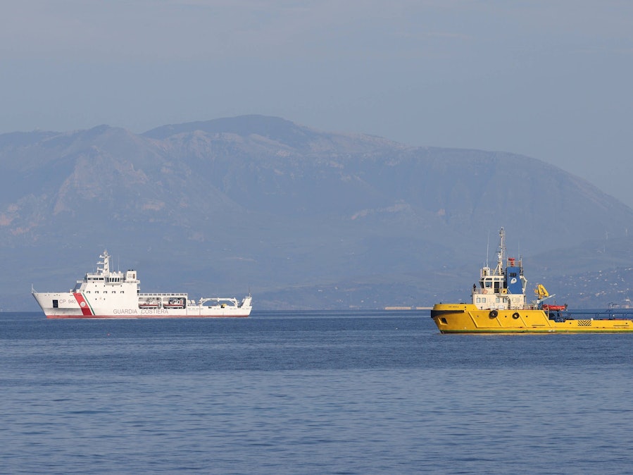 Küstenwachschiff und Schlepper auf dem Meer