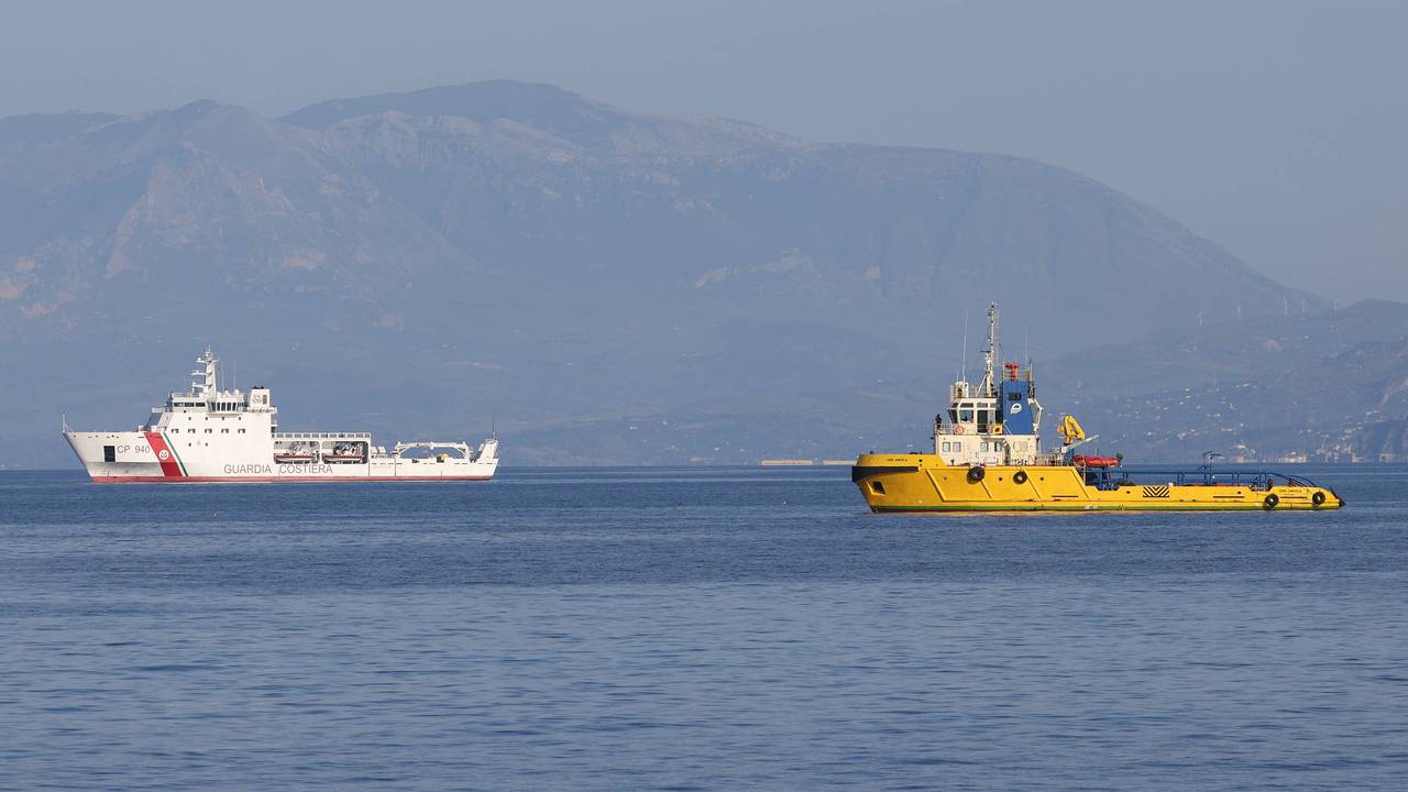 Küstenwachschiff und Schlepper auf dem Meer