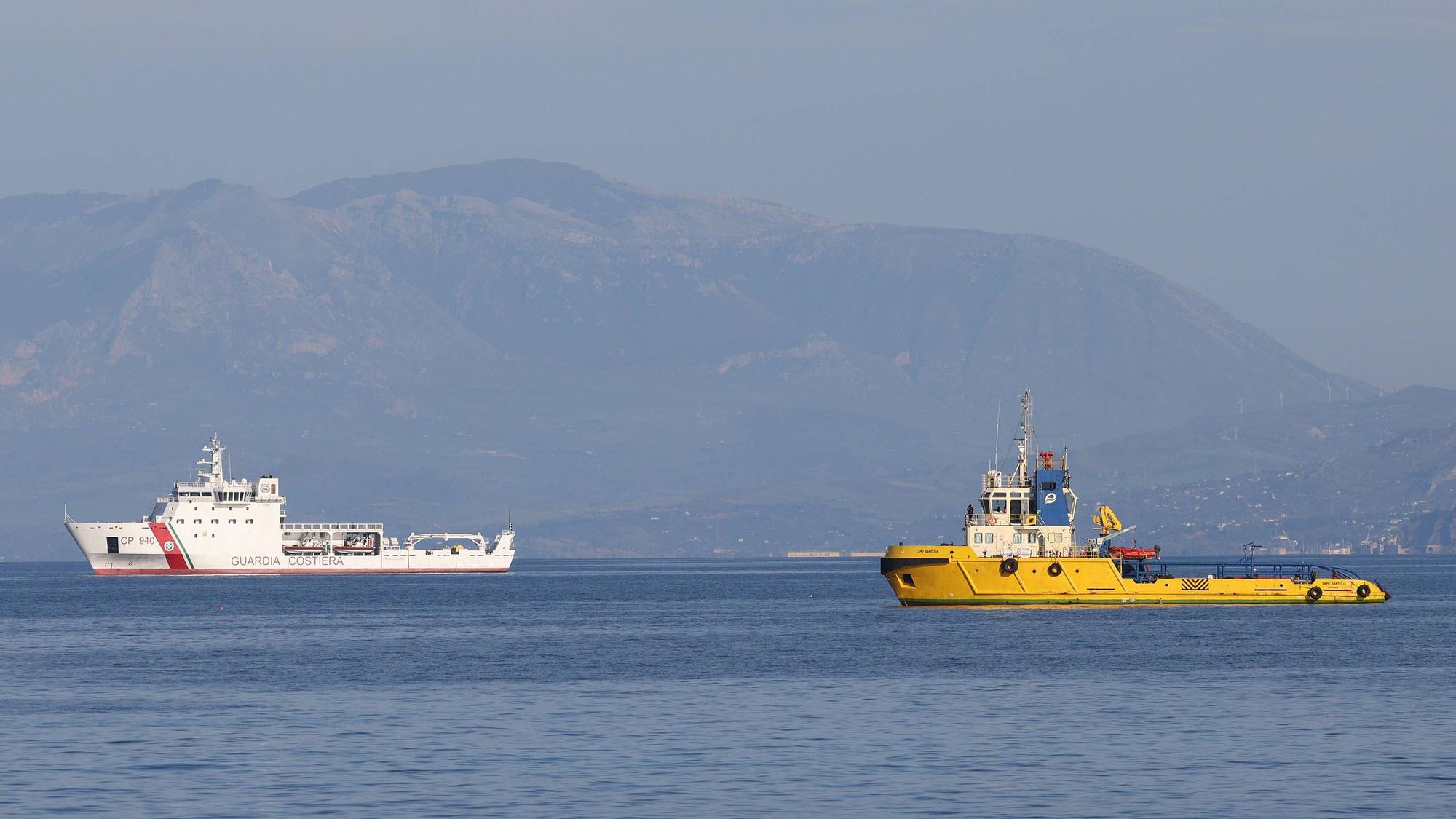 Küstenwachschiff und Schlepper auf dem Meer
