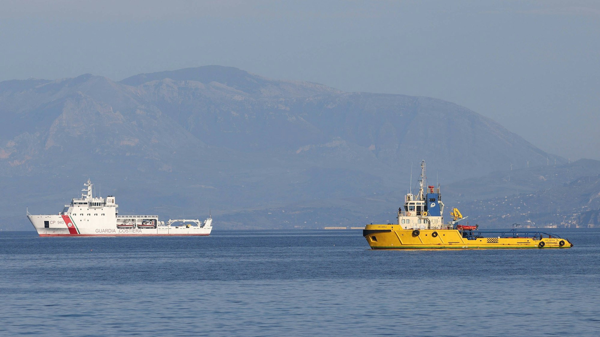 Küstenwachschiff und Schlepper auf dem Meer