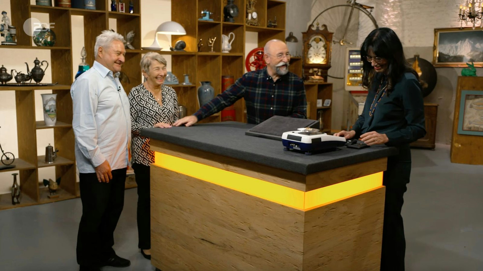 In der Montagsfolge von „Bares für Rares“ brachten Eberhard und Daniela Moderator Horst Lichter sogar zum Tanzen. (Bild: ZDF)
