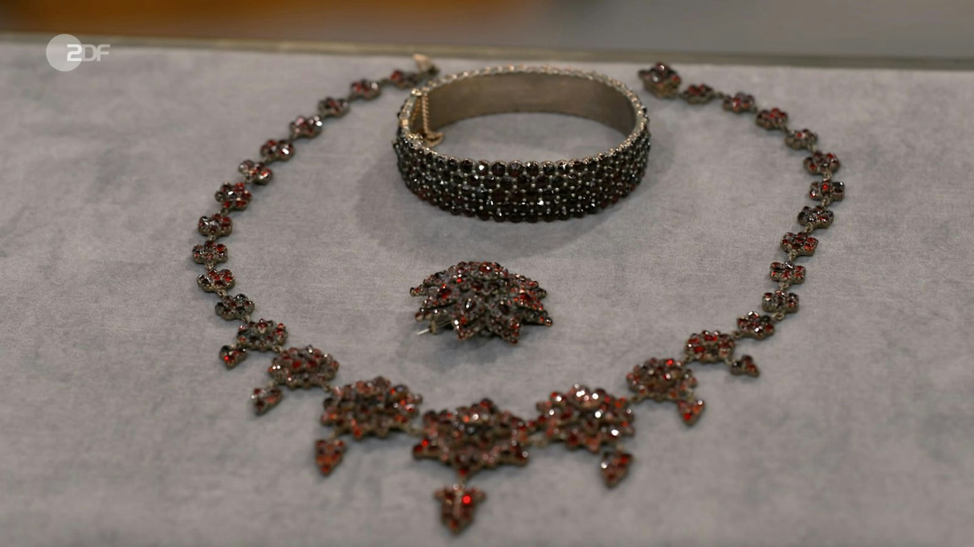 Heide Rezepa-Zabel datierte das Set aus Nordböhmen (Tschechien) zwischen 1870 und 1900. (Bild: ZDF)