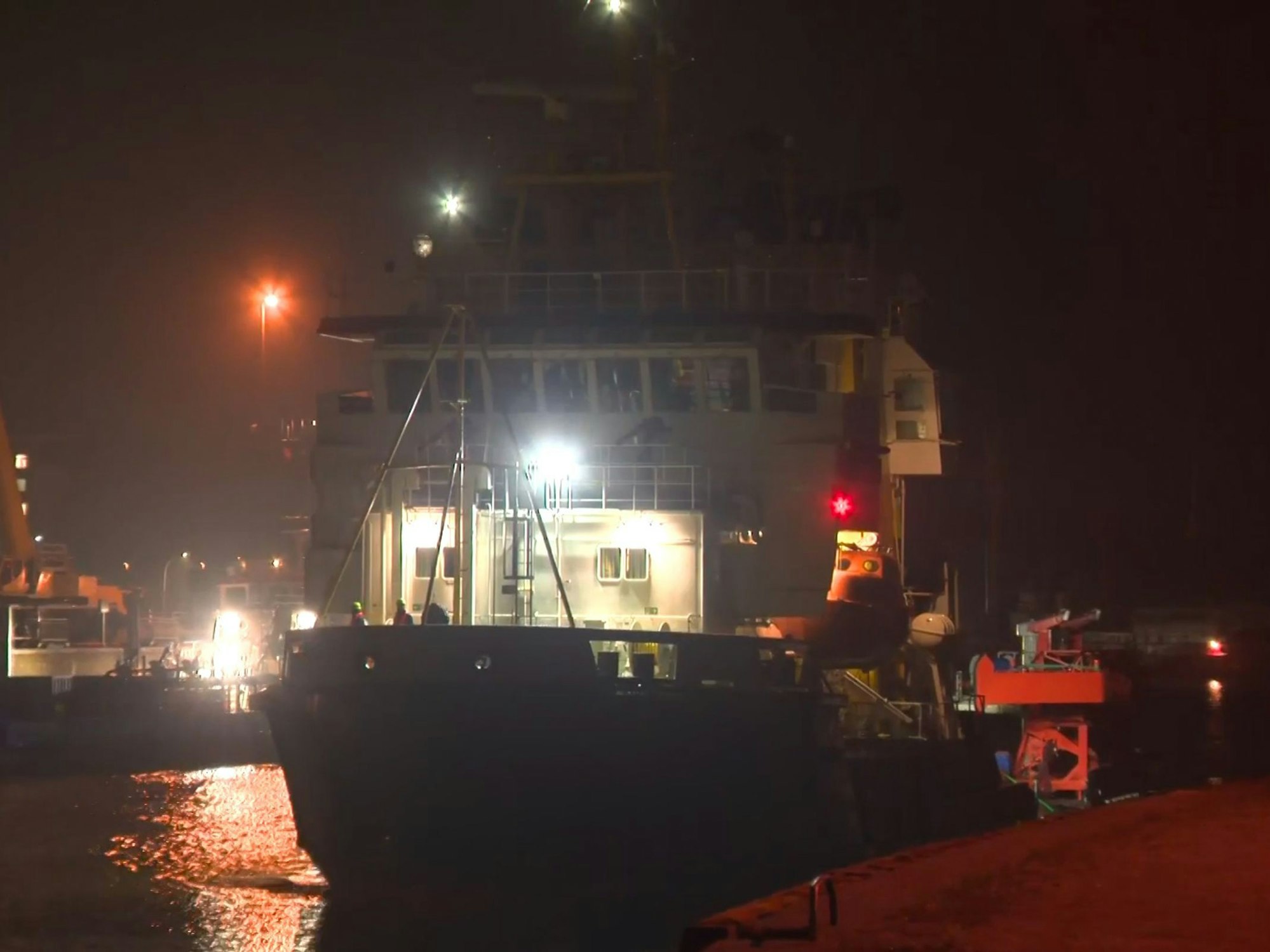 Die „Fortuna B“ liegt im Hafen von Cuxhaven. Eines der beiden Schiffe, die den mehrfach vor der deutschen Küste gestrandeten Wal in die Nordsee brachten, ist am Sonntagabend in Cuxhaven eingelaufen.