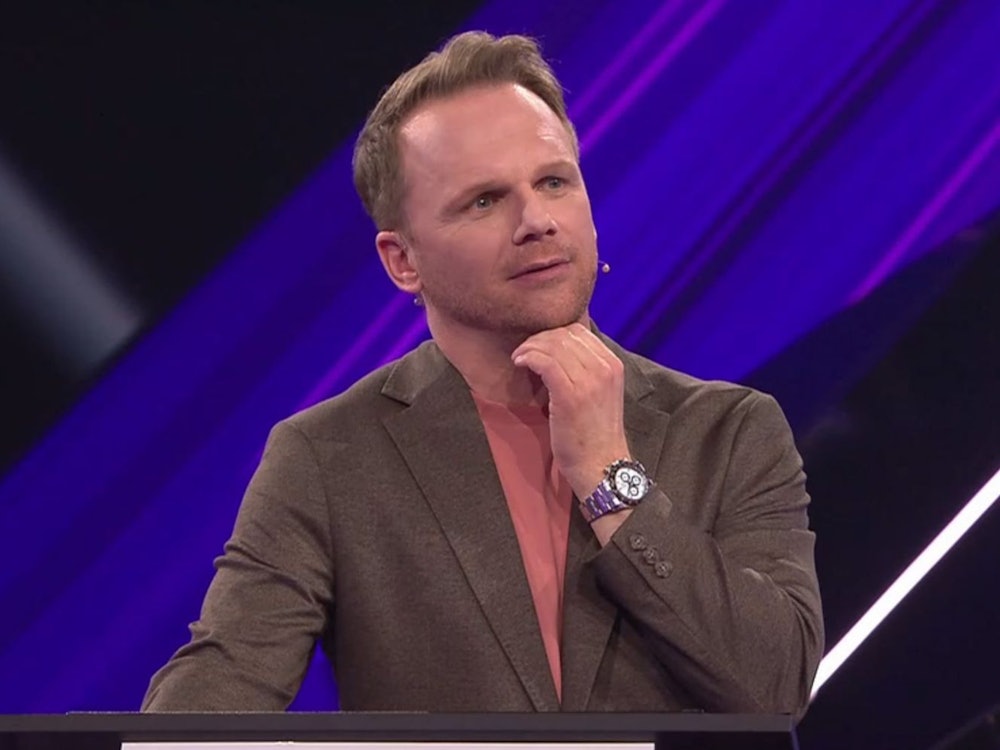 Comedian Ralf Schmitz will mehr über den pikanten Fund erfahren. (Bild: RTL)