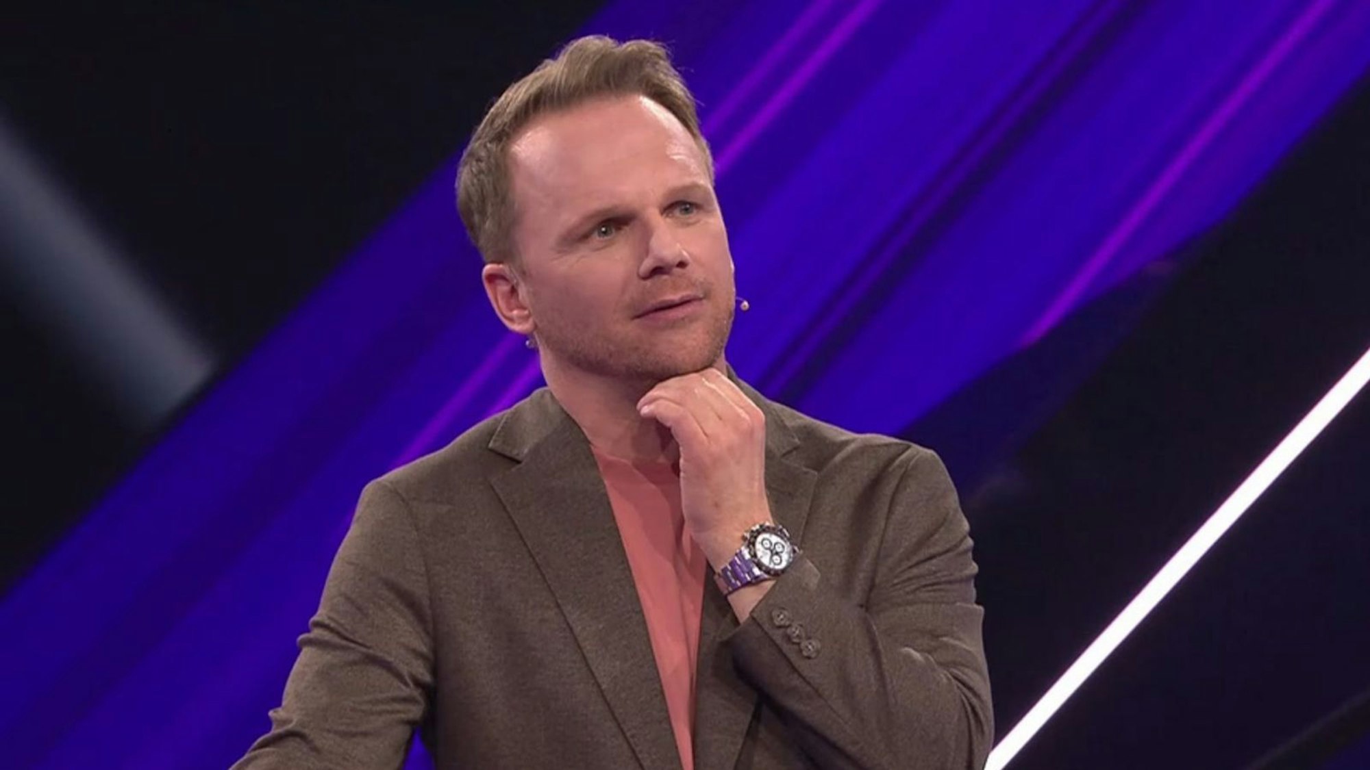 Comedian Ralf Schmitz will mehr über den pikanten Fund erfahren. (Bild: RTL)