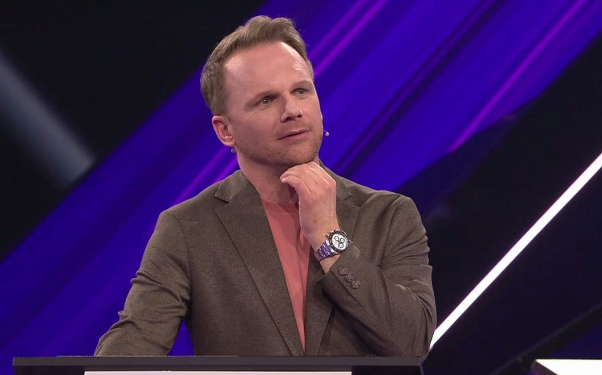 Comedian Ralf Schmitz will mehr über den pikanten Fund erfahren. (Bild: RTL)