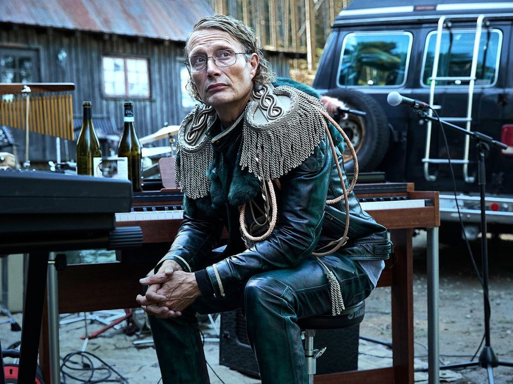 Der unter einer Identitätsstörung leidende Manfred (Mads Mikkelsen) lebt in seiner ganz eigenen Welt. (Bild: Neue Visionen Filmverleih / Splendid Film)