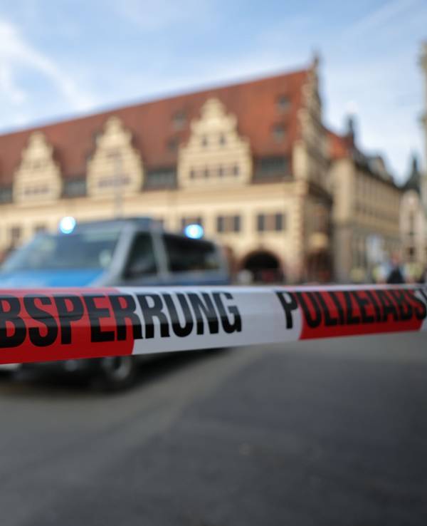 Auto in Leipzig in Menschengruppe gefahren