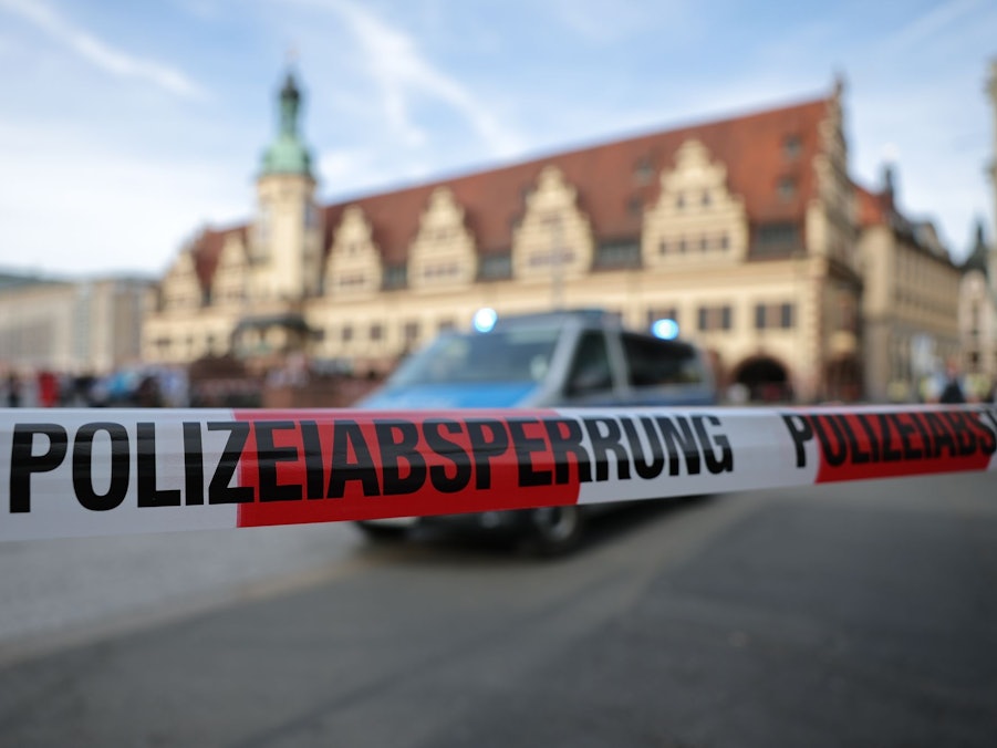Auto in Leipzig in Menschengruppe gefahren