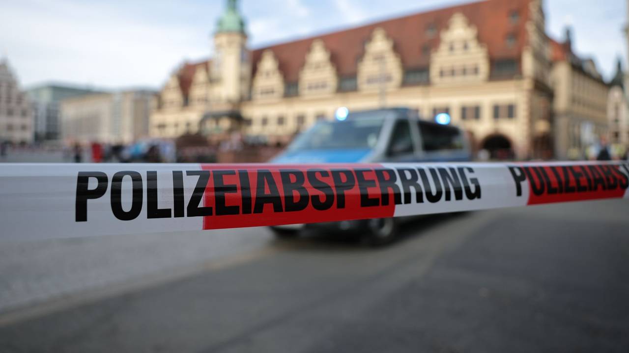 Auto in Leipzig in Menschengruppe gefahren