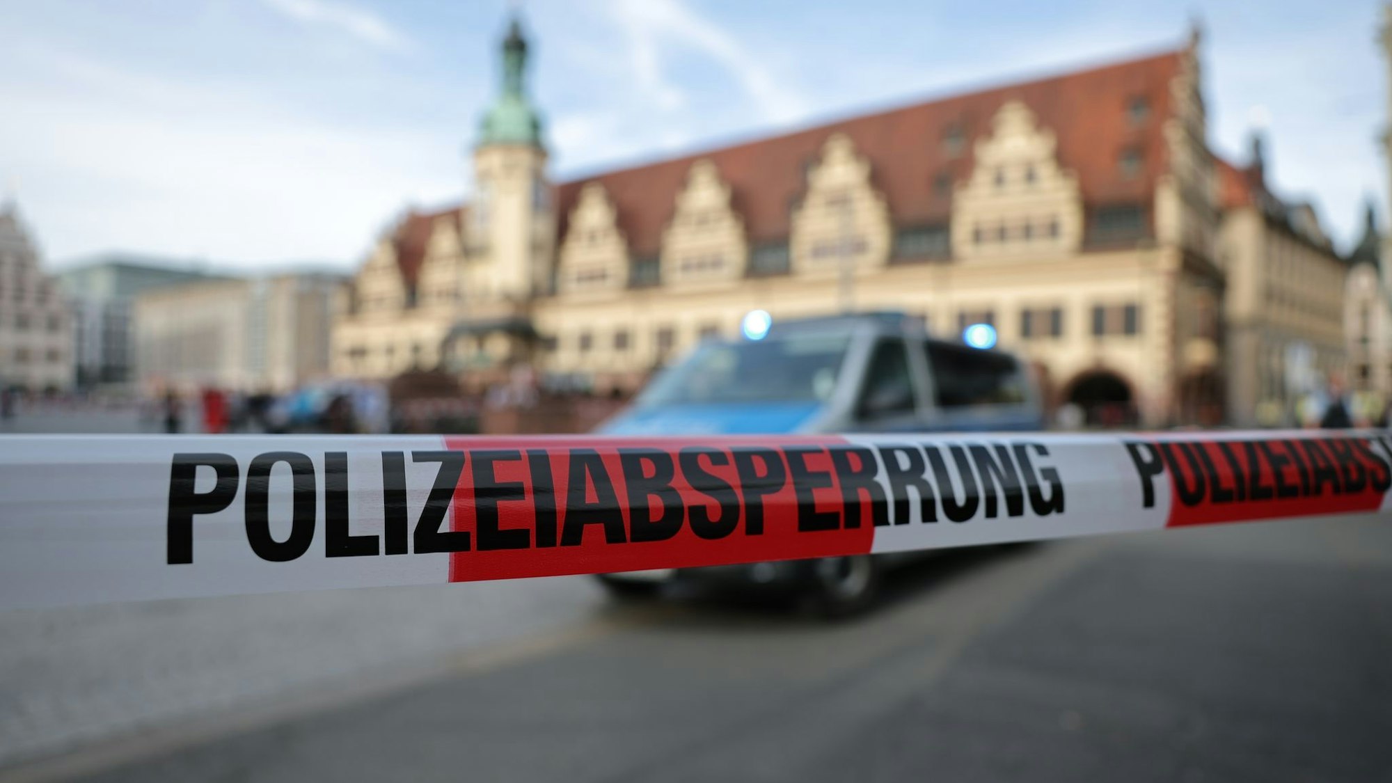 Auto in Leipzig in Menschengruppe gefahren