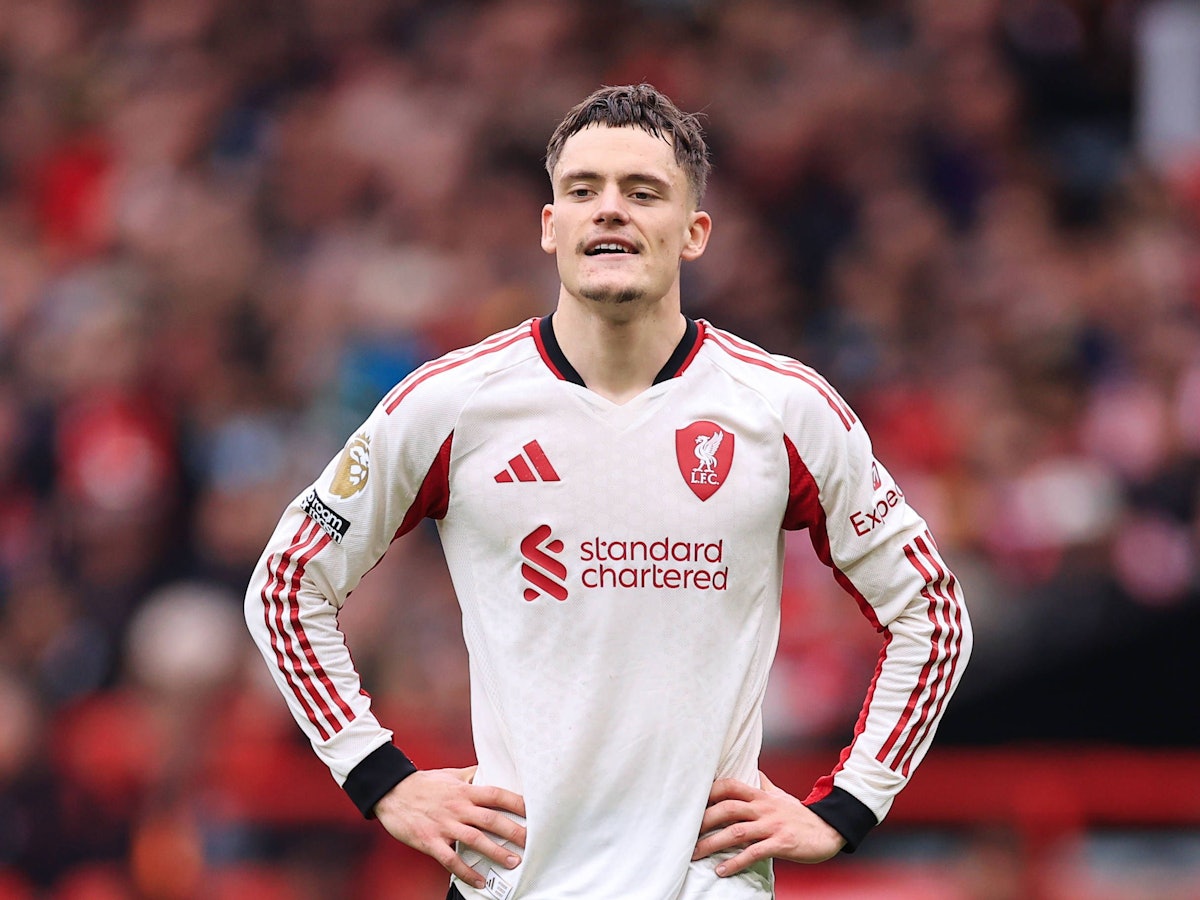 Florian Wirtz reagiert auf dem Feld im Spiel gegen Manchester United