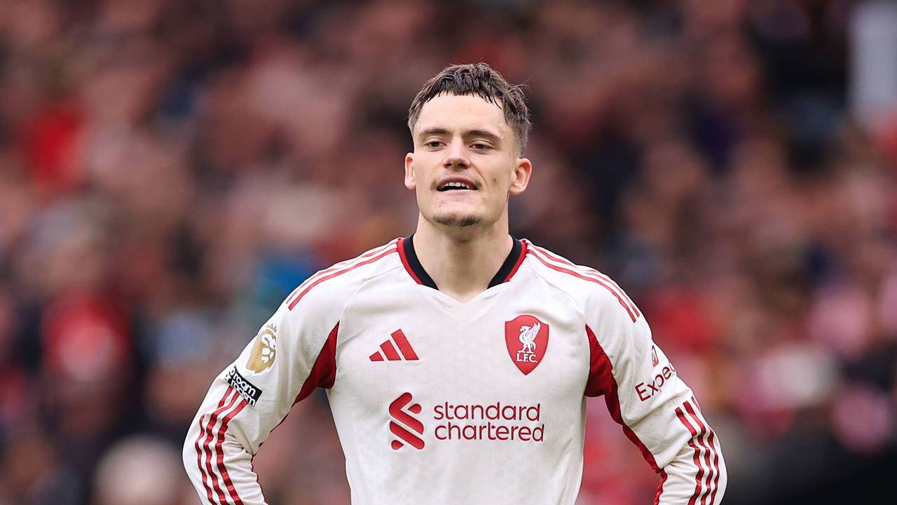 Florian Wirtz reagiert auf dem Feld im Spiel gegen Manchester United