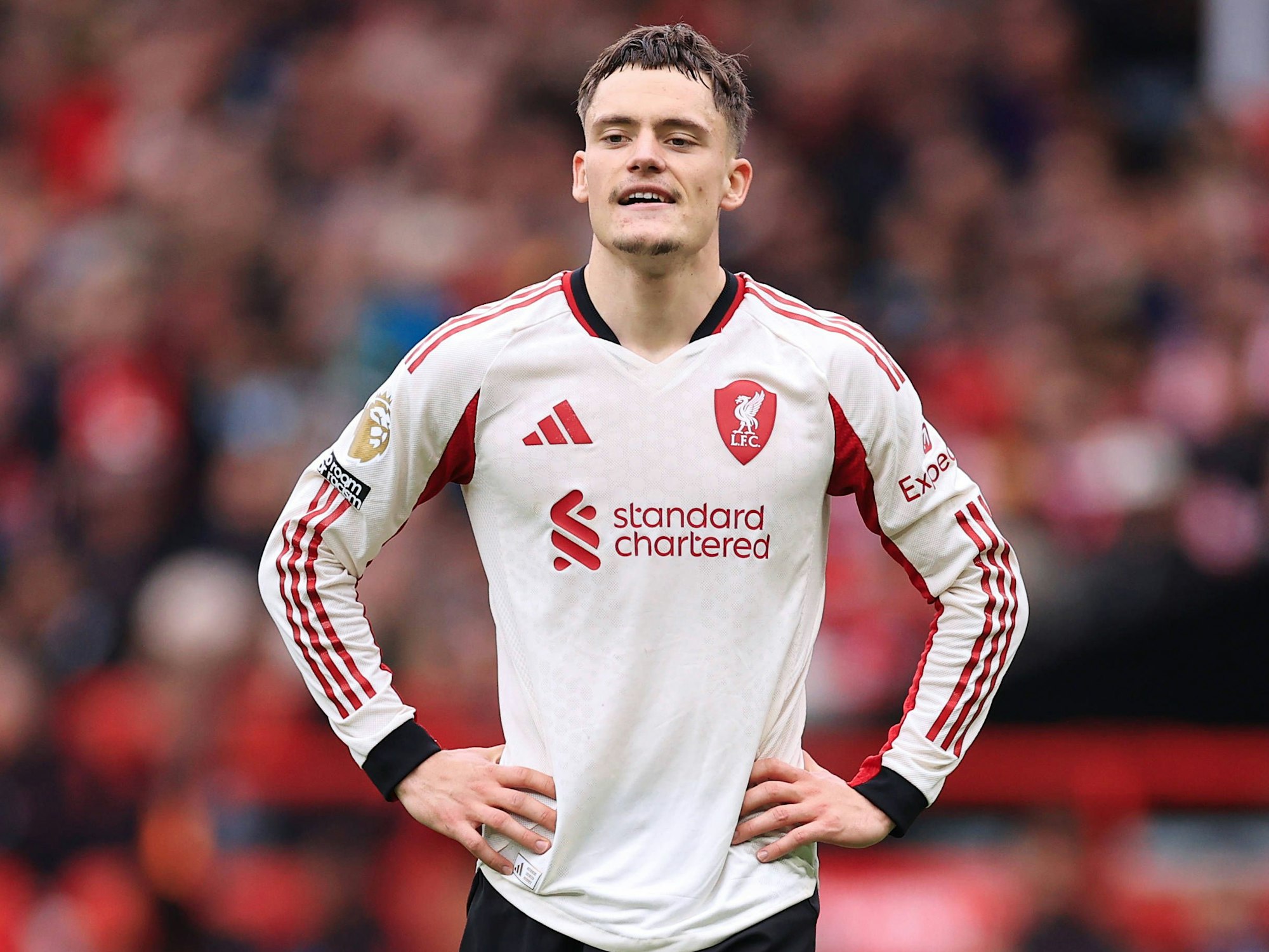 Florian Wirtz reagiert auf dem Feld im Spiel gegen Manchester United