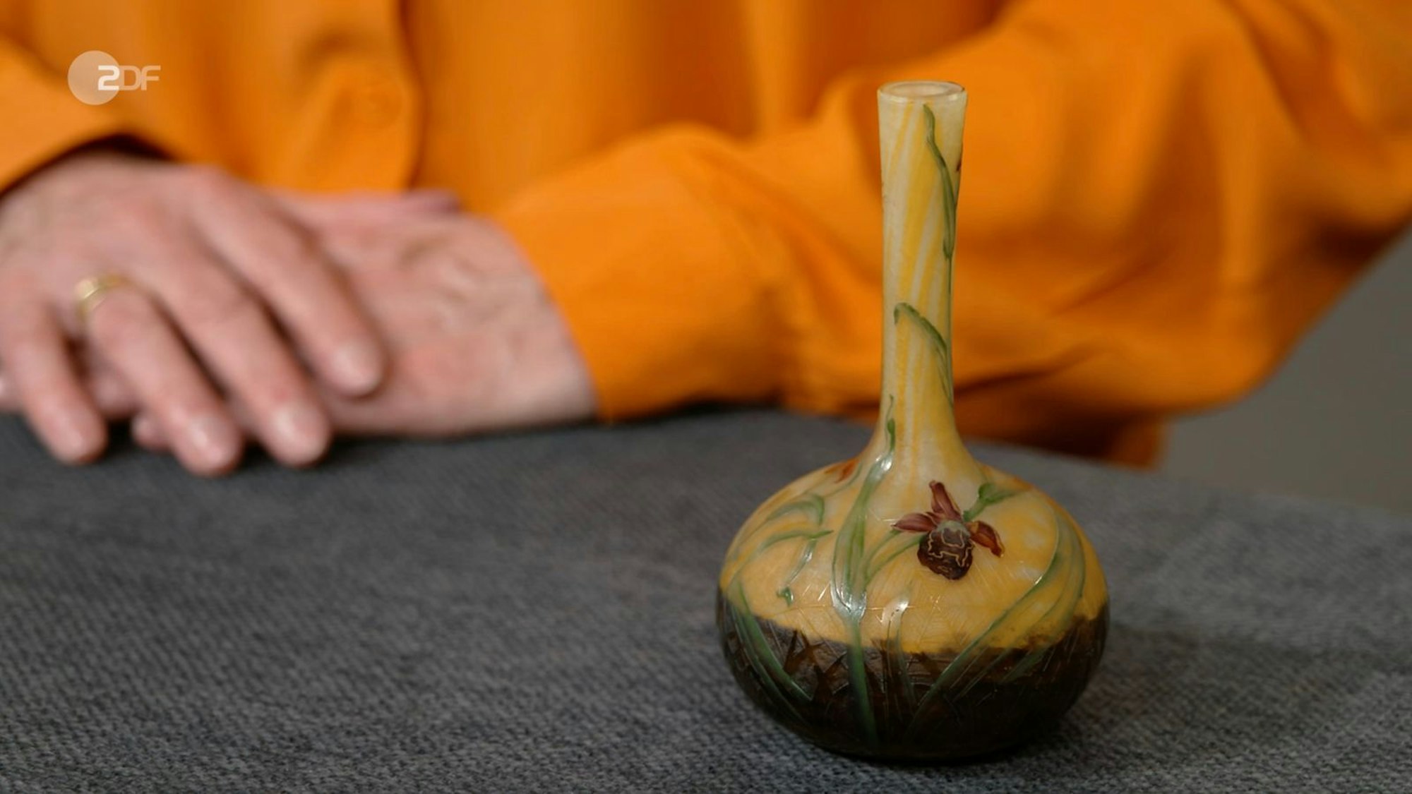 Eine kleine Vase erkannte Friederike Werner als typische Jugendstil-Vase mit Überfangglas.
(Bild: ZDF)
