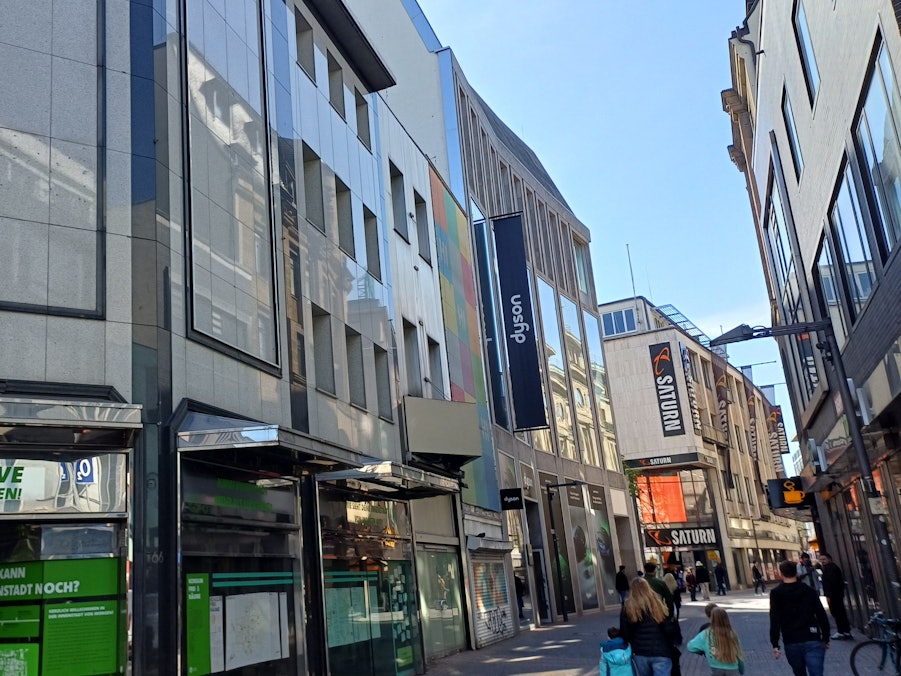 Seit 2022 steht das ehemalige Wempe-Ladenlokal an der Hohe Straße leer. Es soll mitsamt der Nachbarhäuser demnächst abgebrochen werden. Erst 2029 soll der Neubau fertig sein.