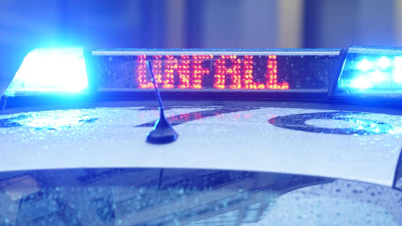 Ein Neunjähriger ist nach einem Unfall auf einer Landstraße bei Enger in Nordrhein-Westfalen gestorben (Symbolbild).