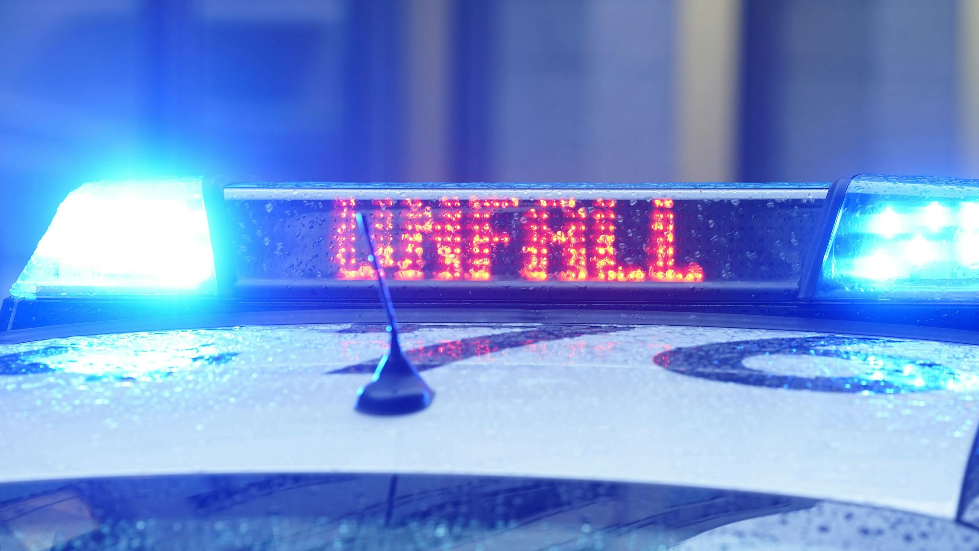 Ein Neunjähriger ist nach einem Unfall auf einer Landstraße bei Enger in Nordrhein-Westfalen gestorben (Symbolbild).