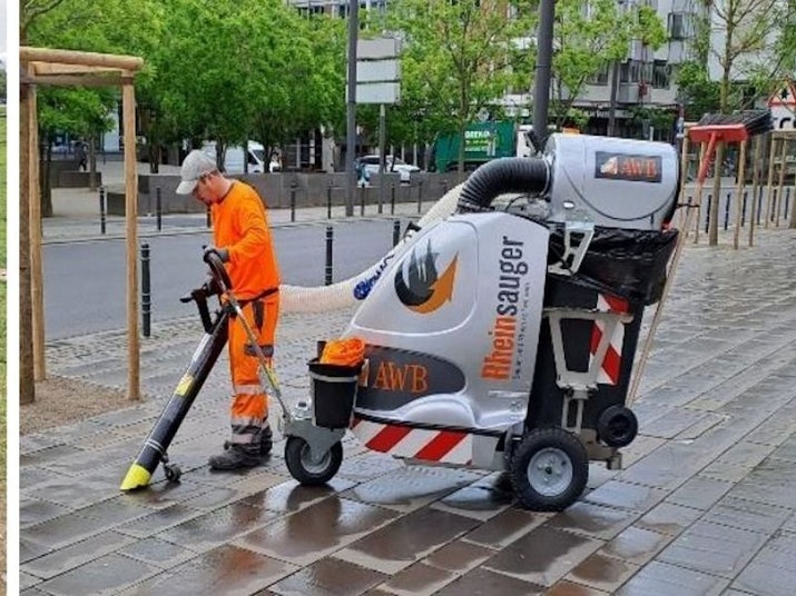 Unter anderem bekommt Köln neue, größere Mülleimer – zudem kommt bereits der „RheinSauger“ zum Einsatz.
