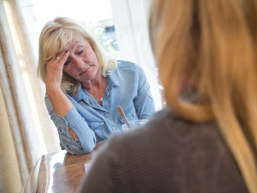 Mutter und Tochter unterhalten sich