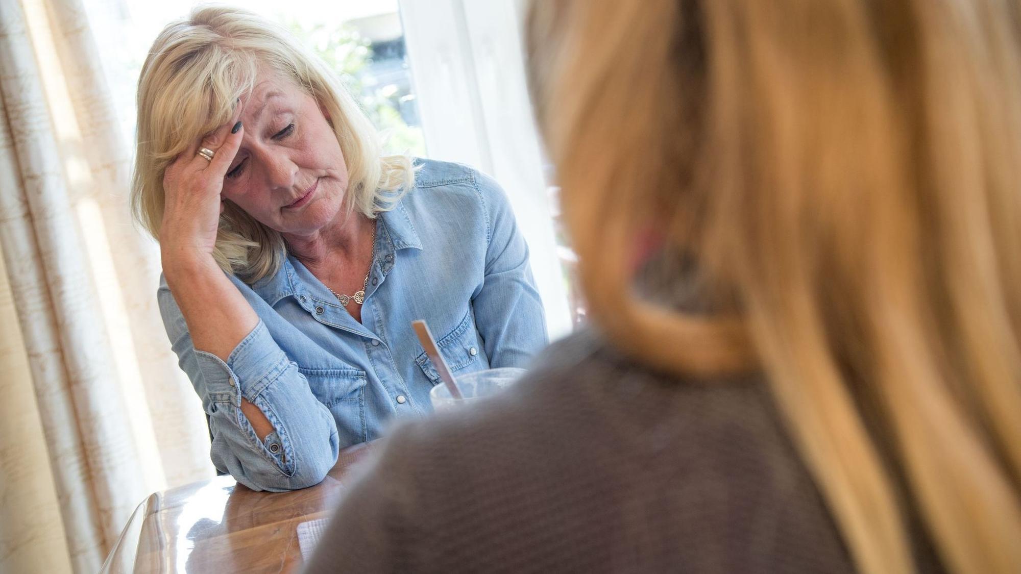 Mutter und Tochter unterhalten sich