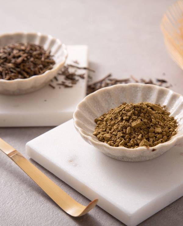 Hojicha Tee als ganzes Blatt und als Pulver